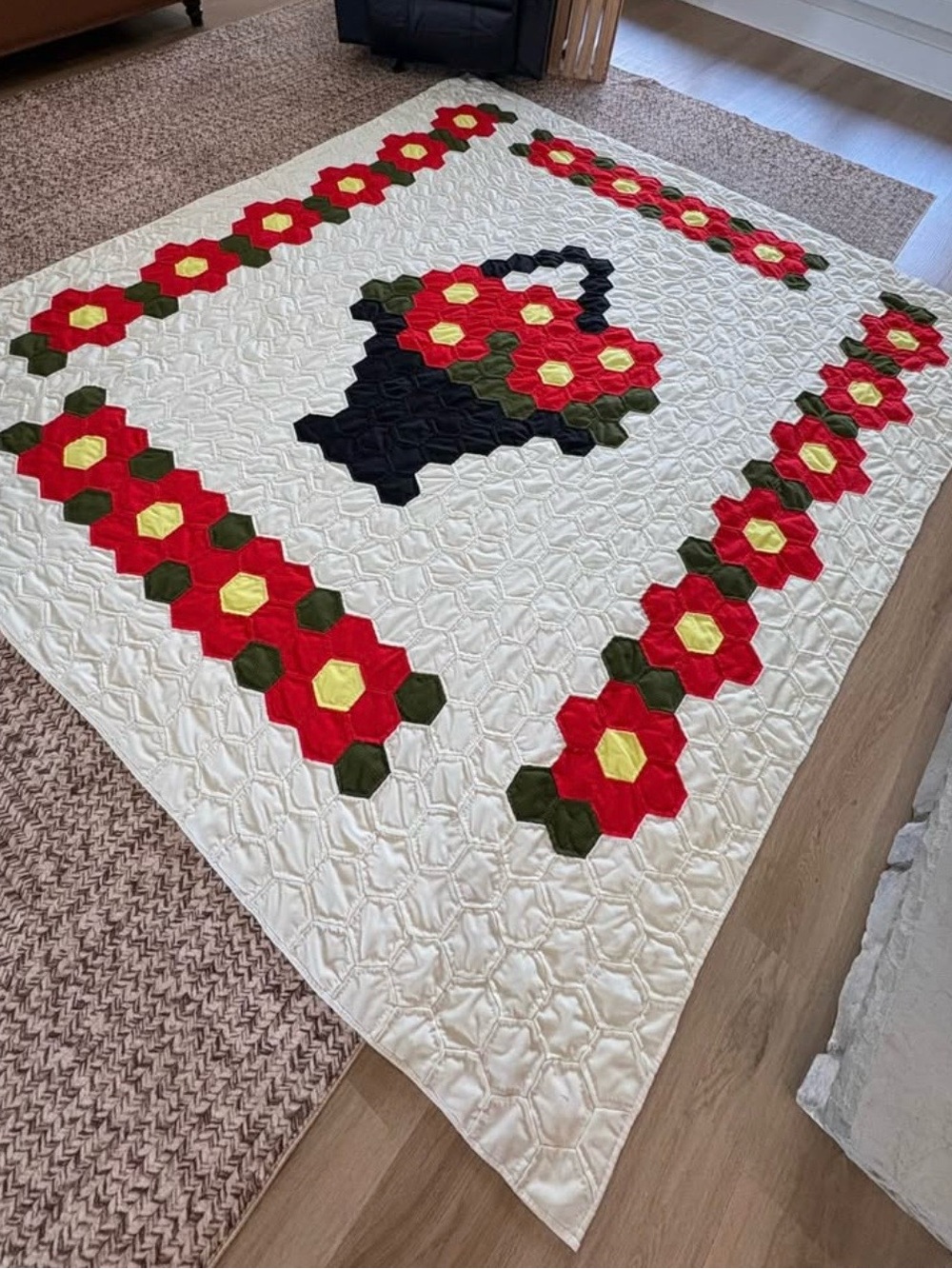 Handmade Vintage Floral Basket of Flowers Quilt - White, Red, Black - Picture 8 of 10